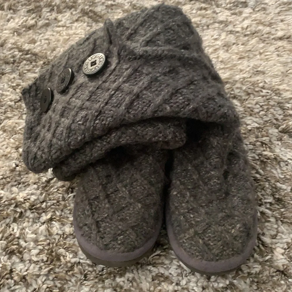 UGG gray lattice
